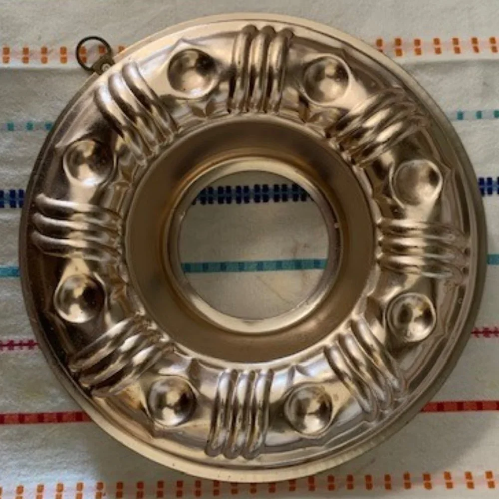 Vintage Round Copper Ring Mold with hanger - Jello or Molded Salads - 1960s - Picture 5 of 6